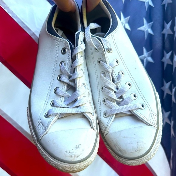 Converse Chuck Taylor All Stars Low Tops White Leather Juniors 5 Sneakers Shoes - Picture 1 of 13